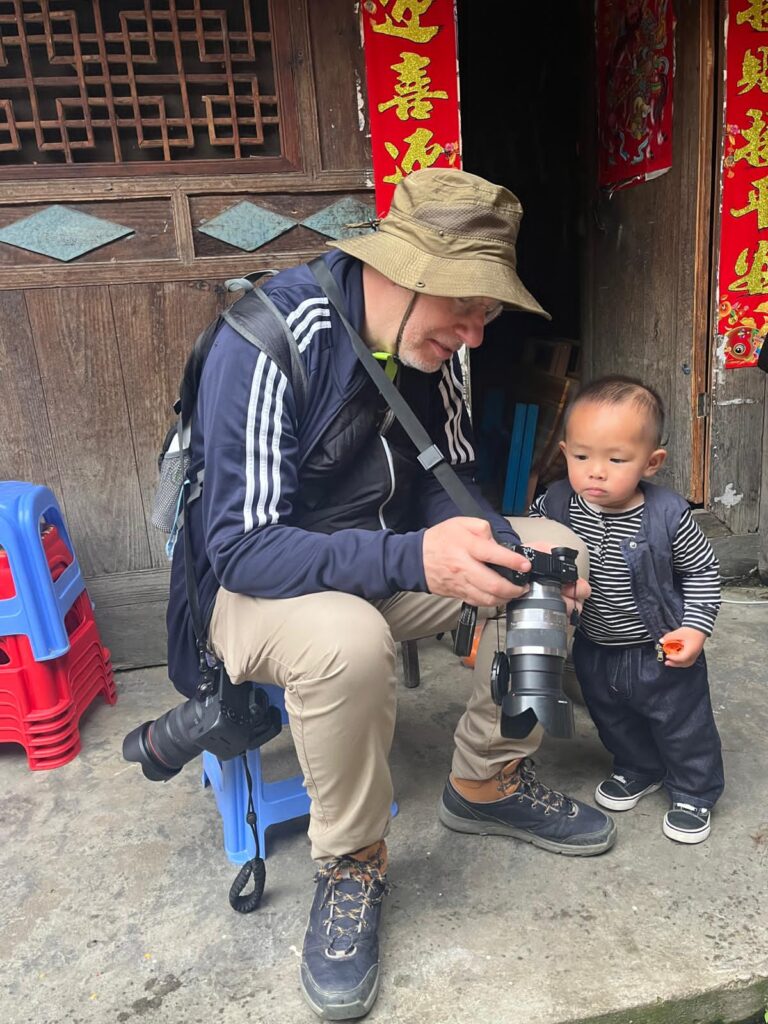 Pino con un bambino cinese durante un viaggio fotografico in Cina